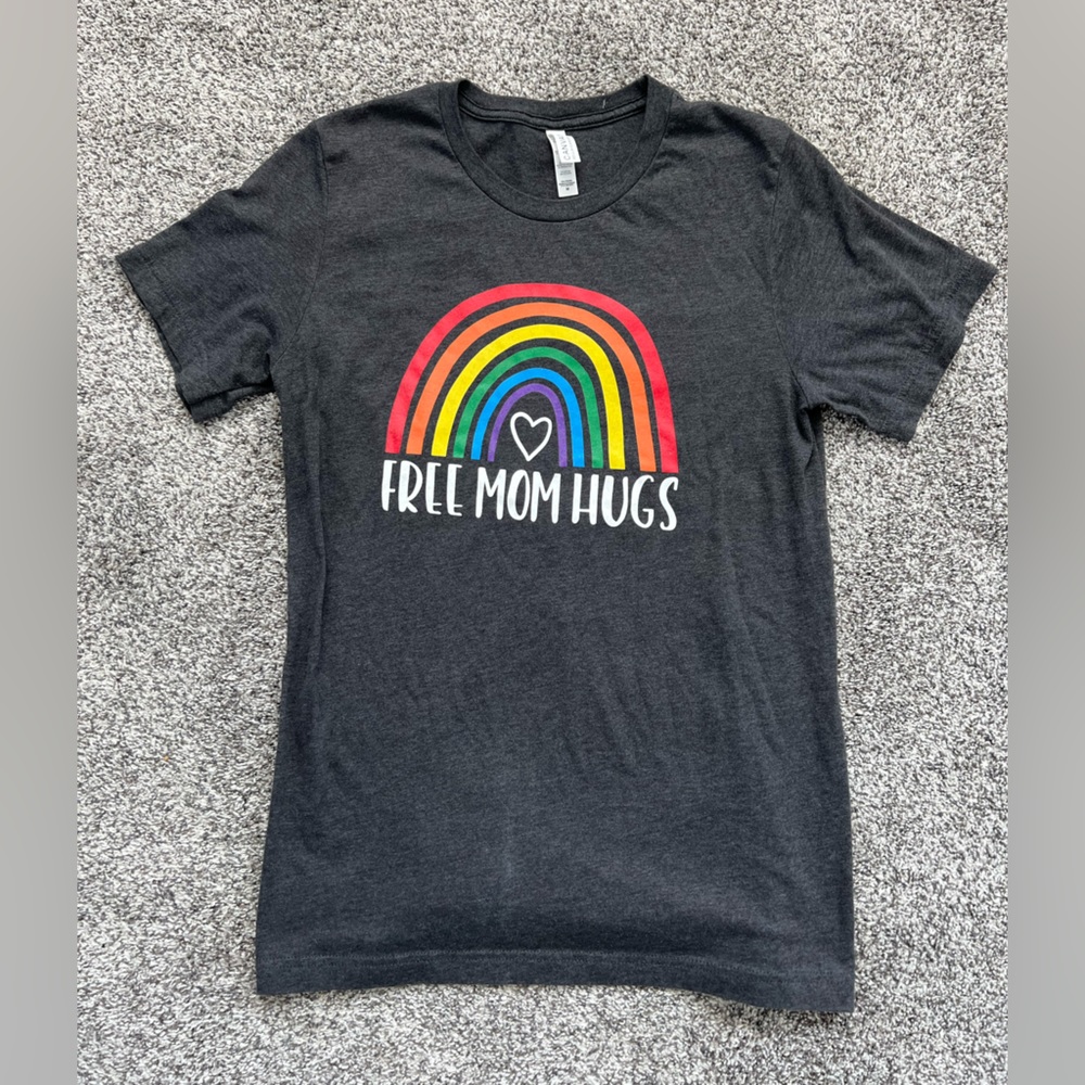 Free Mom Hugs T-shirt